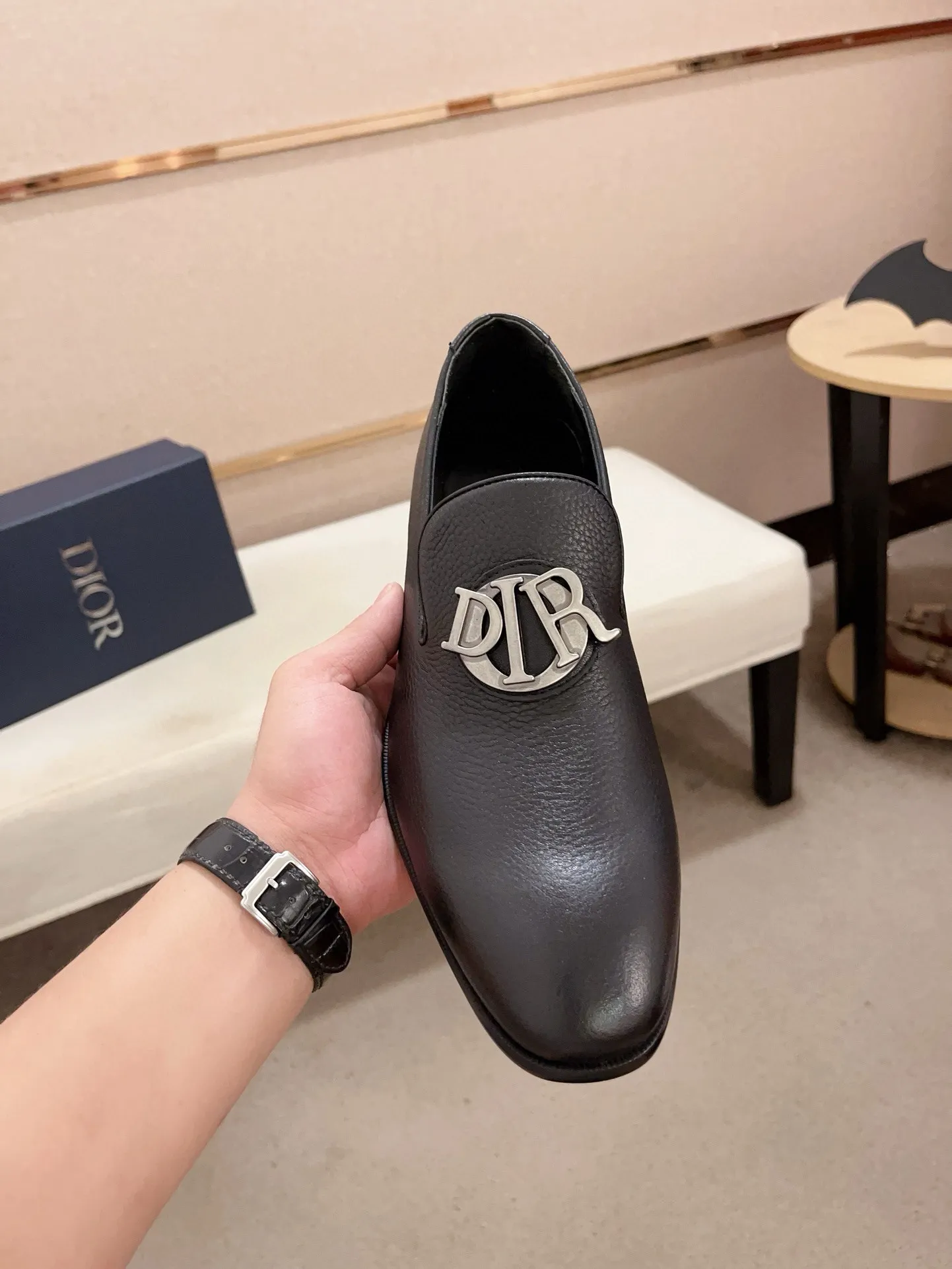 Factory price: 270 men's shoes 💰 High-end version of Dior Dior's new series. Famous actors and Internet celebrities wear super popular designs. They are designed with the sculptures of French artist Niki de Saint Phalle as rings. Material: Fabric: imported original material. Foot pads: cowhide. Outsole: Rubber outsole. Men's shoe size: 38~44. Can be customized to size 45.